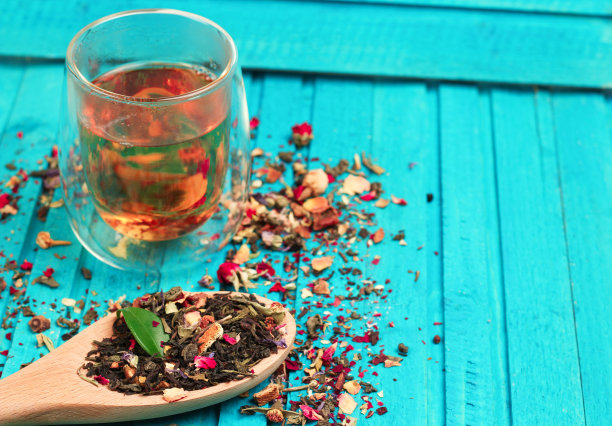 用勺子和玻璃杯盛茶图片下载