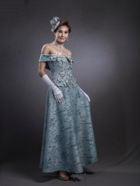 美丽的新娘在优雅的服装与刺绣图片下载