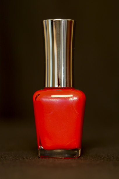 一瓶红色指甲油图片下载
