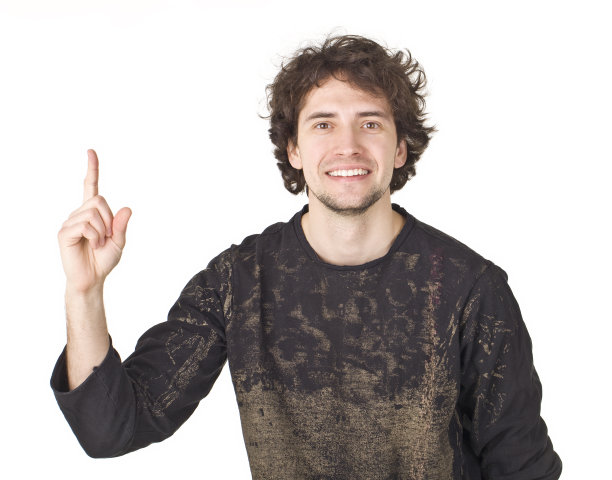 英俊的男人用牙齿的微笑展示产品。图片下载