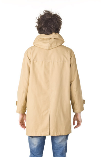 穿雨衣的年轻人背后的肖像。图片下载