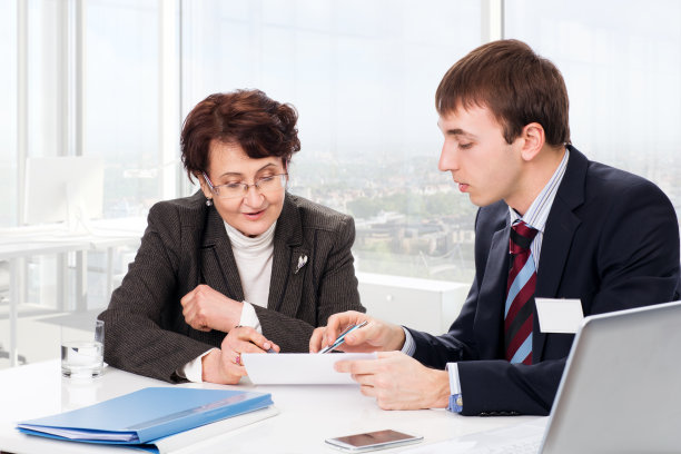 有财务顾问的老妇人图片下载