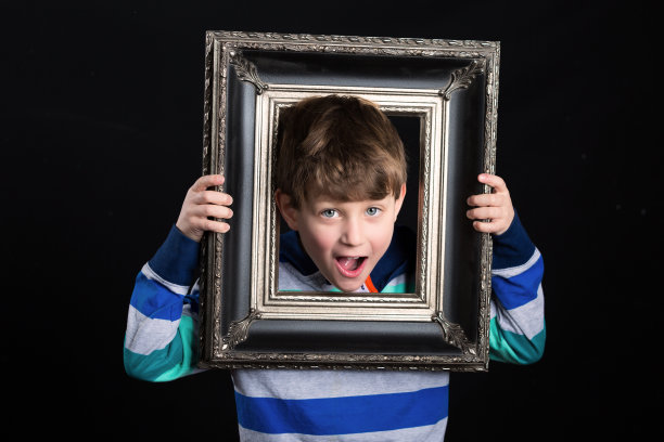 抱画框的男孩图片下载