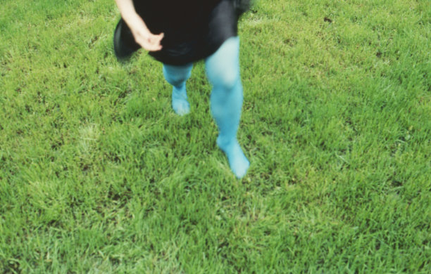 在雨中奔跑。图片下载