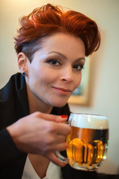 女人喝啤酒图片下载
