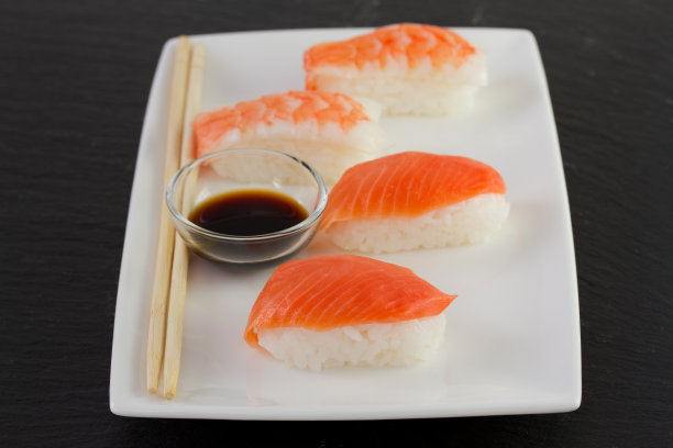 白色盘子上的日本食物图片下载