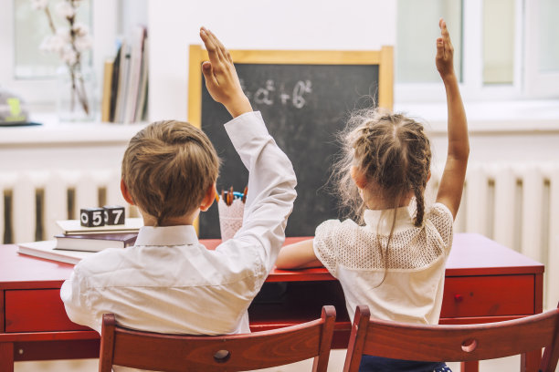 孩子们在学校里过得很开心图片下载