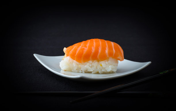 三文鱼手握寿司配黑色筷子图片下载