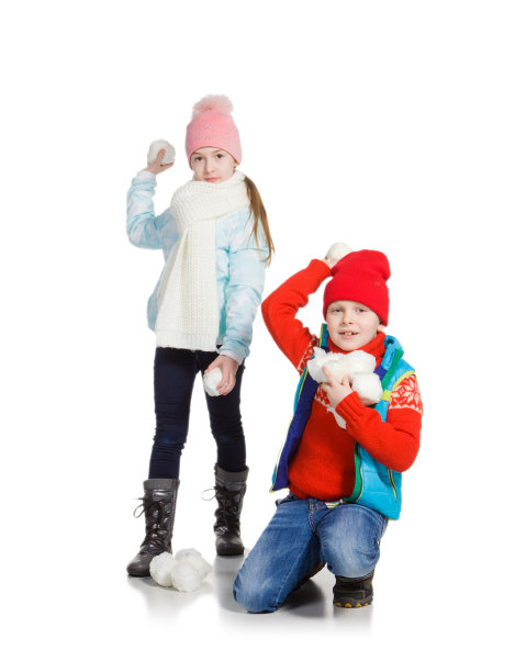孩子们在雪中玩耍图片下载