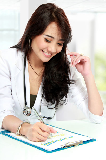 友好的年轻的医生图片下载