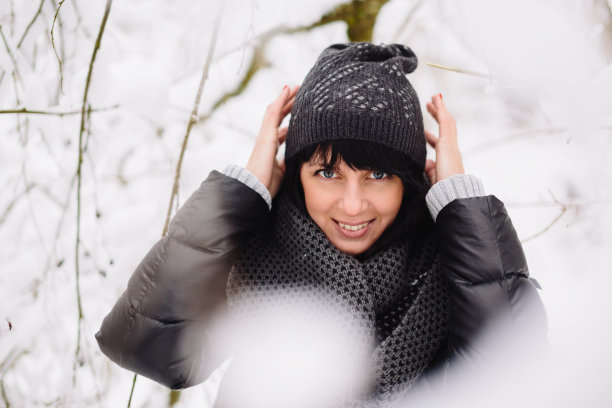 一个美丽的女孩在冬季森林的肖像图片下载