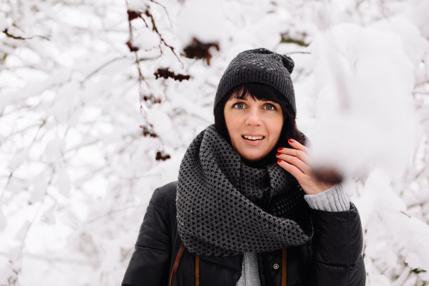 一个美丽的女孩在冬季森林的肖像图片下载