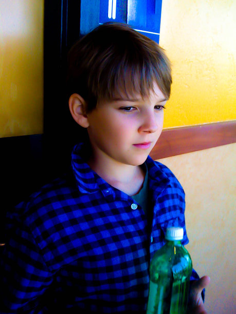 拿着绿瓶子的男孩图片下载