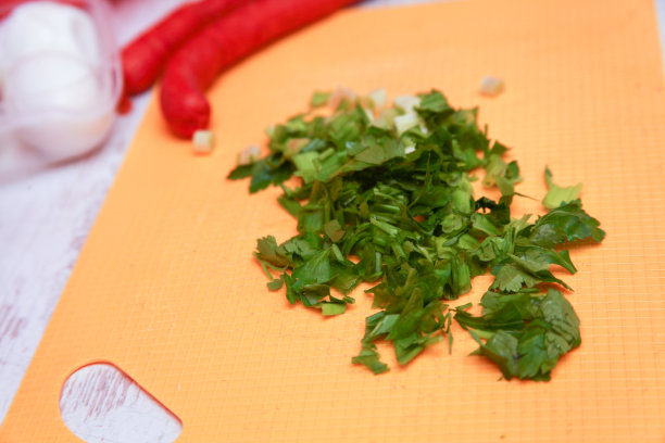 年轻女子在厨房切菜图片下载