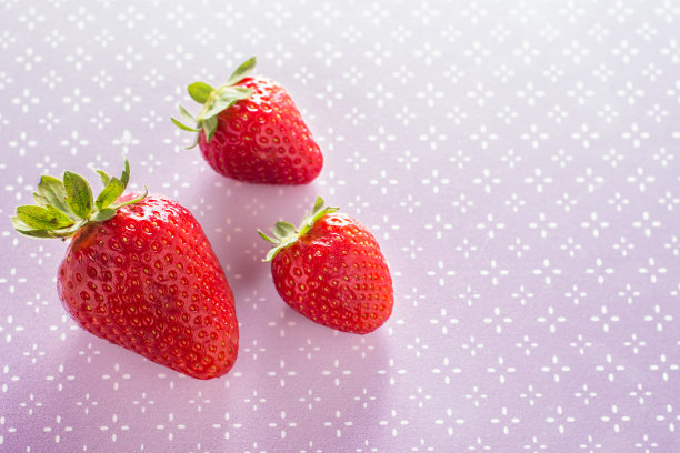 淡紫色和白色餐桌上的草莓果第一部分图片下载