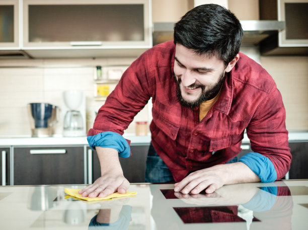 厨房里的大胡子男人图片下载