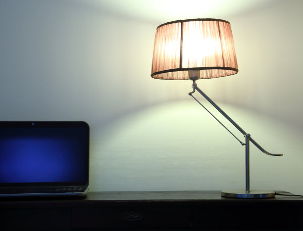 酒店风格的小工作台，配有台灯和笔记本电脑图片下载