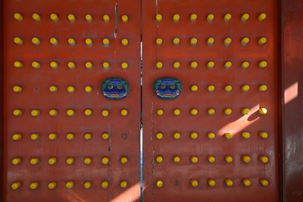 中国传统深红色木门图片下载