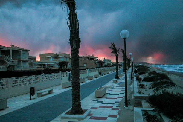 海滩上的暴风雨图片下载