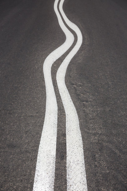 弯曲的柏油路图片下载