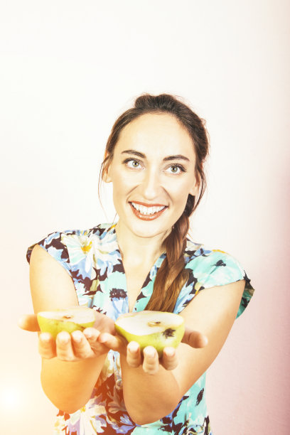 女人和梨图片下载