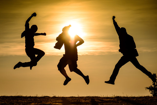 人们跳着拍照图片下载