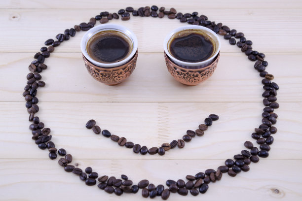 桌子上的咖啡笑脸图片下载