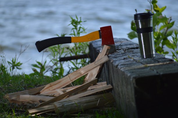 用一杯咖啡在湖边砍斧头图片下载