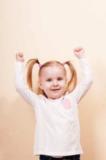 举起双手的女孩图片下载