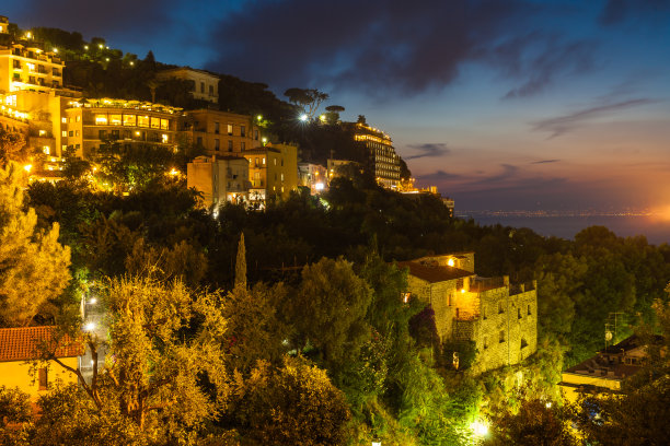 索伦托和地中海的夜景图片下载
