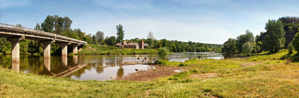 春天的河岸上有桥和古老的建筑图片下载