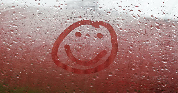 对着雾蒙蒙的窗户微笑图片下载