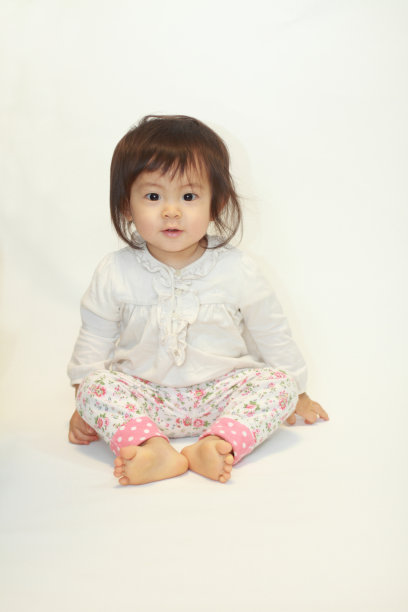 日本女孩坐在地板上(1岁)图片下载