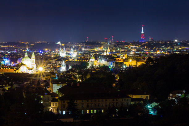 布拉格,捷克共和国。城堡和历史建筑的夜景照片图片下载