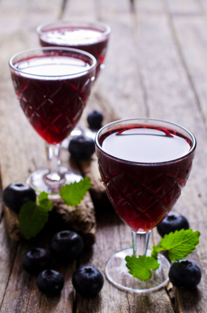 透明喝蓝莓图片下载