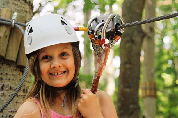冒险公园里的女孩图片下载