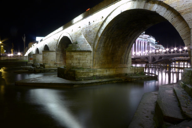 马其顿斯科普里瓦尔达河夜景图片下载