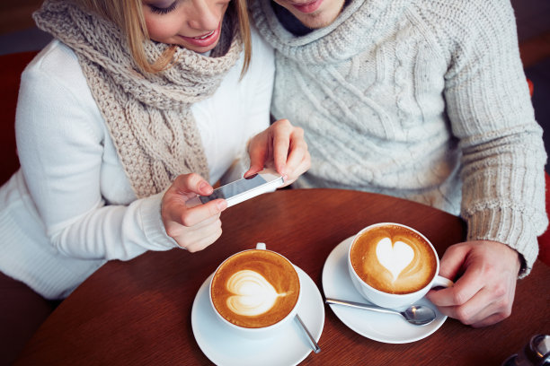 坐在咖啡馆图片下载