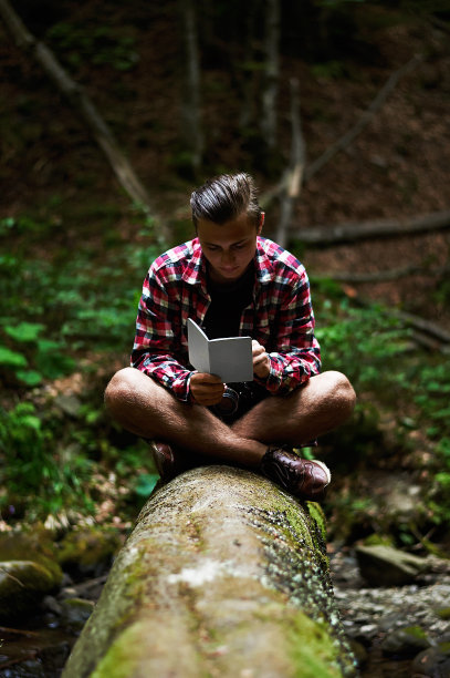 拿着笔记本的家伙图片下载