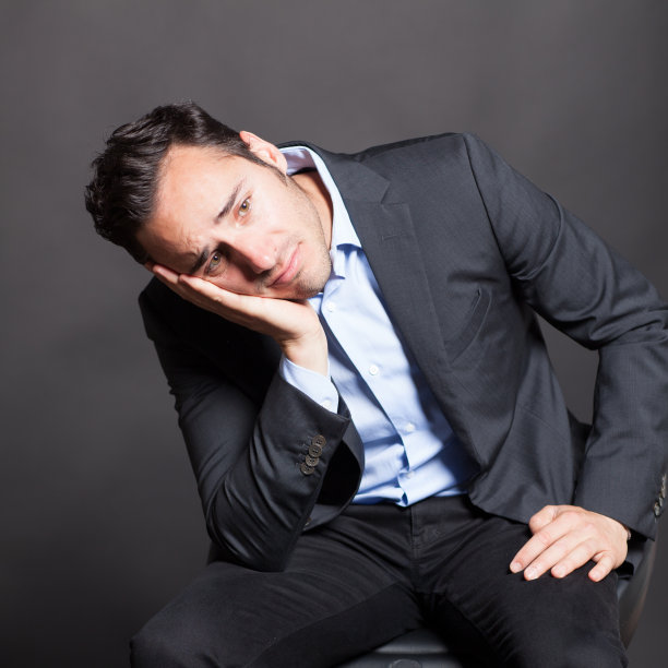 无聊的男人图片下载