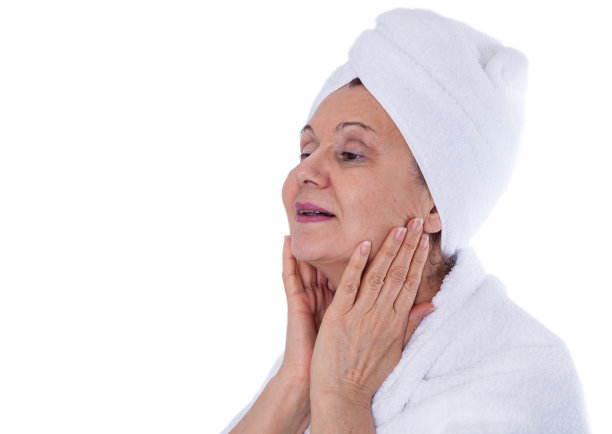 年老漂亮的女人在温泉图片下载