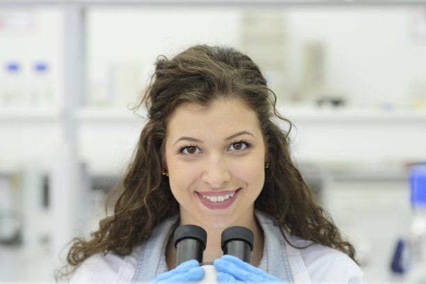 拿着显微镜的年轻学生图片下载