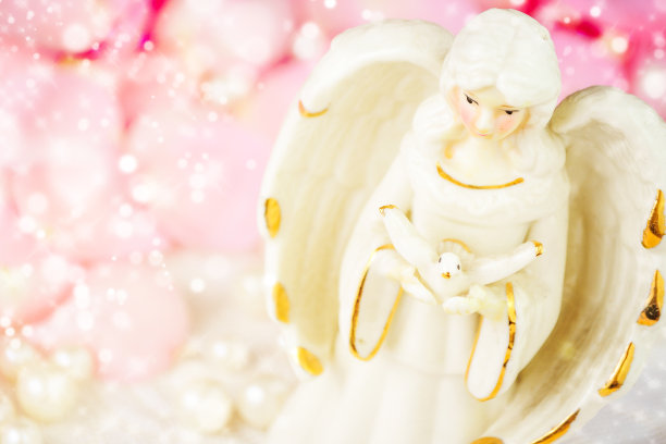 金色背景上的天使雕像图片下载