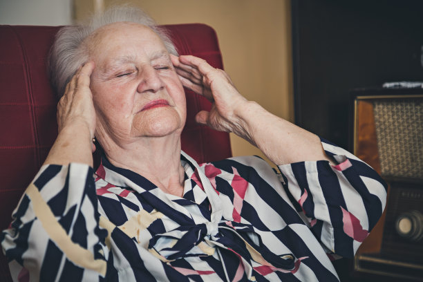 老年妇女头痛图片下载