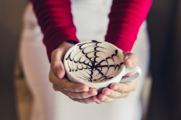 靠近手边的一杯咖啡图片下载