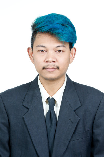 护照照片年轻迷人的亚洲男子与蓝色头发图片下载