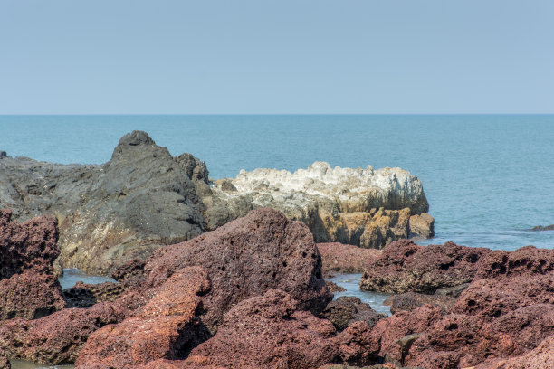 一个海滩上有不同类型的岩石图片下载