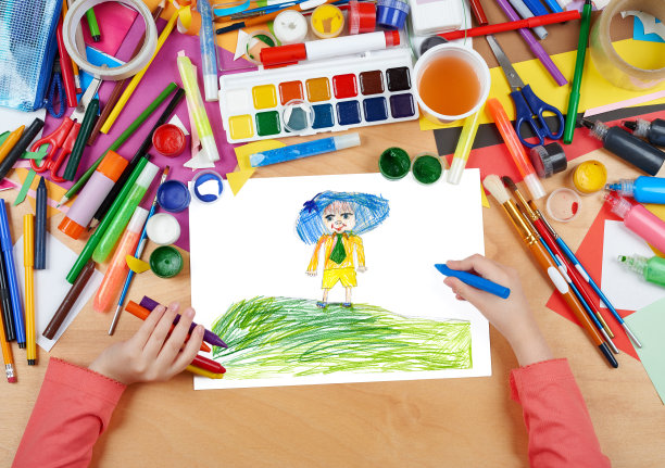 男孩戴着蓝色的帽子在草甸山上画孩子图片下载