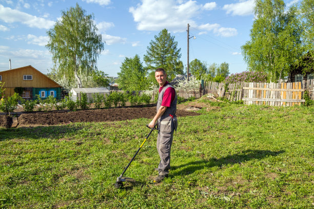 男人割草图片下载