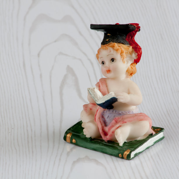 拿着书的男孩图片下载